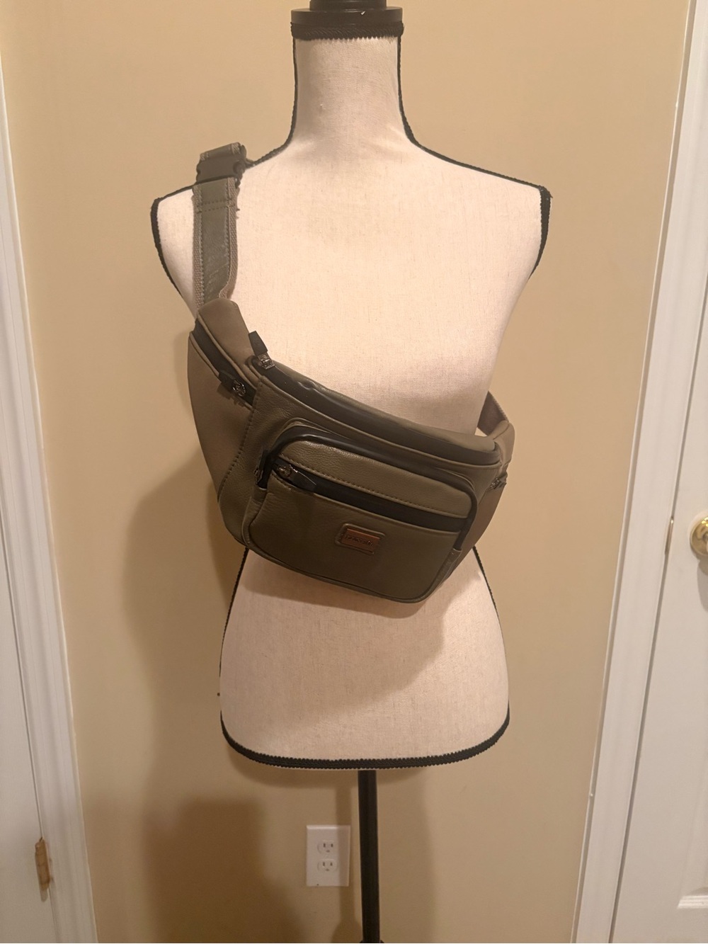 Luxe Co Olive Waist Belt or Sling Bag with Front Zip Pockets NWOT!!